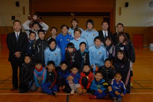 写真：JFAアカデミー福島1期生有志とみかんクラブのU-15サッカー・フットサルクラブに所属する子どもたち