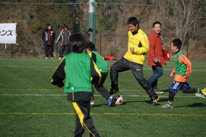 写真：Jリーガーと子どもたちがサッカーをしている様子