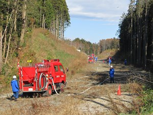 写真：つなぎ放水訓練実施の様子