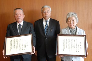 写真：東日本旅客鉄道株式会社より広野駅環境美化推進協議会と広野町婦人会に感謝状が贈られている様子