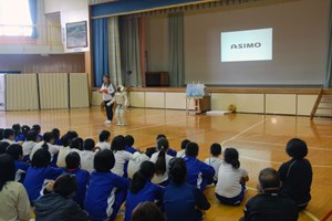 写真：ASIMOとのふれあい教室の様子