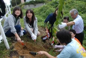 写真：ふくしま浜街道・桜プロジェクト都立富士高校生徒によるボランティア植樹の様子