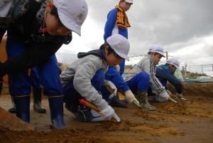 写真：桜田Ⅳ遺跡発掘体験学習の様子