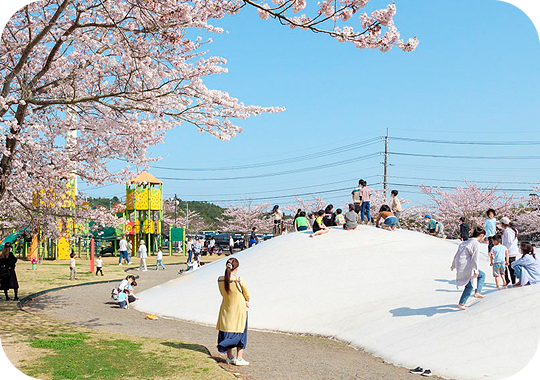 二ツ沼総合公園の遊具で遊ぶ子どもたちとそれを見守る保護者