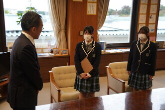 町長に挨拶するふたば未来学園生徒