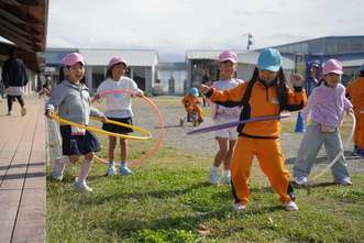 園の垣根を越えて仲良くなる園児たち