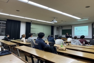 被災地の復興の状況について講演する遠藤町長