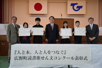 受賞者による集合写真