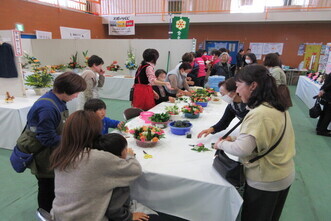 多くの来場者で賑わう実演コーナー