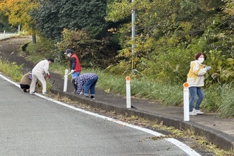 道路沿線の除草やゴミを拾う地域住民