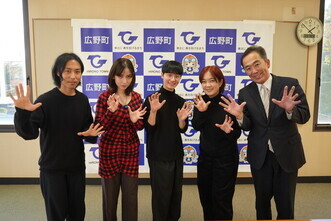 表敬訪問に訪れたアーティストの皆さん