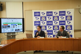 研究成果について説明を行う和田教授(左)