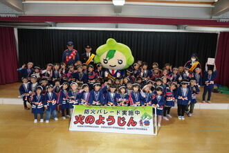 防火パレードに参加したこども園の園児たち